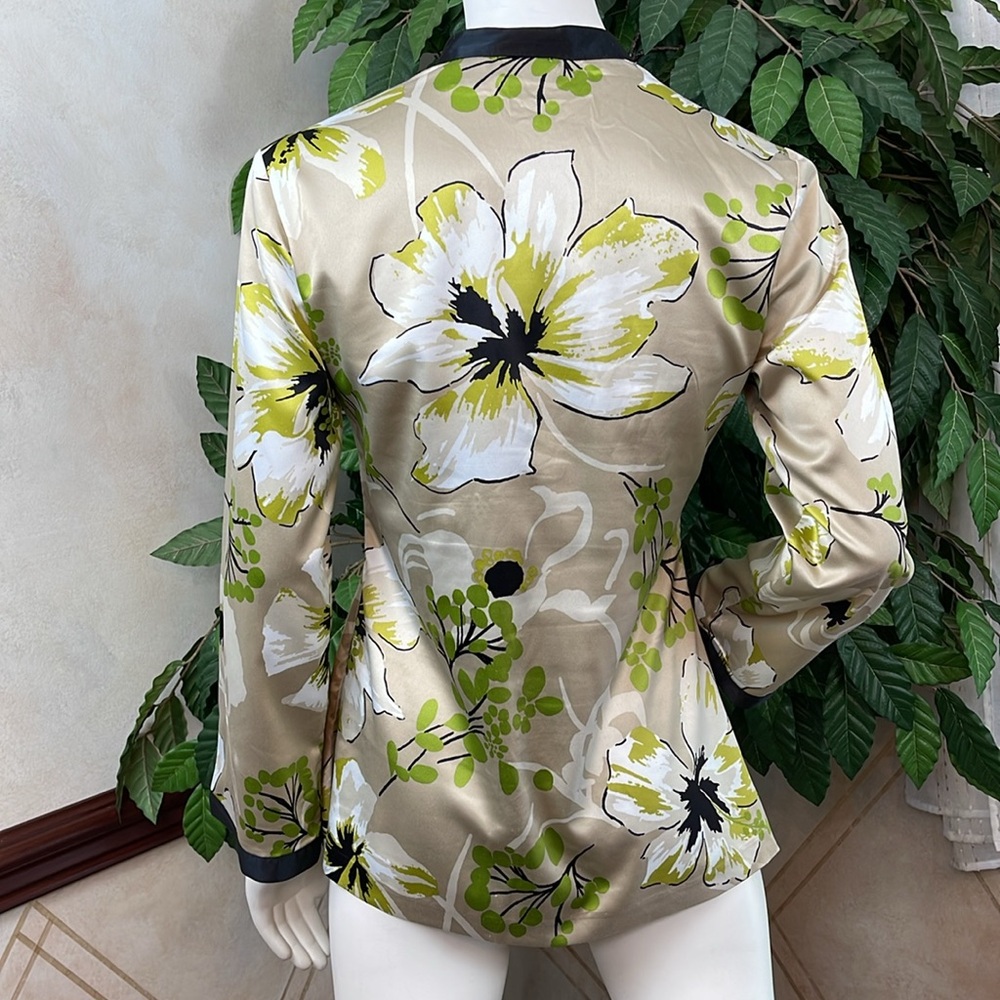 CHICO’S FLORAL BUTTON DETAIL TOP - Picture 5 of 9